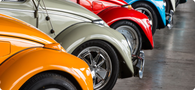 Kaskokindlustus ja liiikluskindlustus - mitu värvilist autot reas