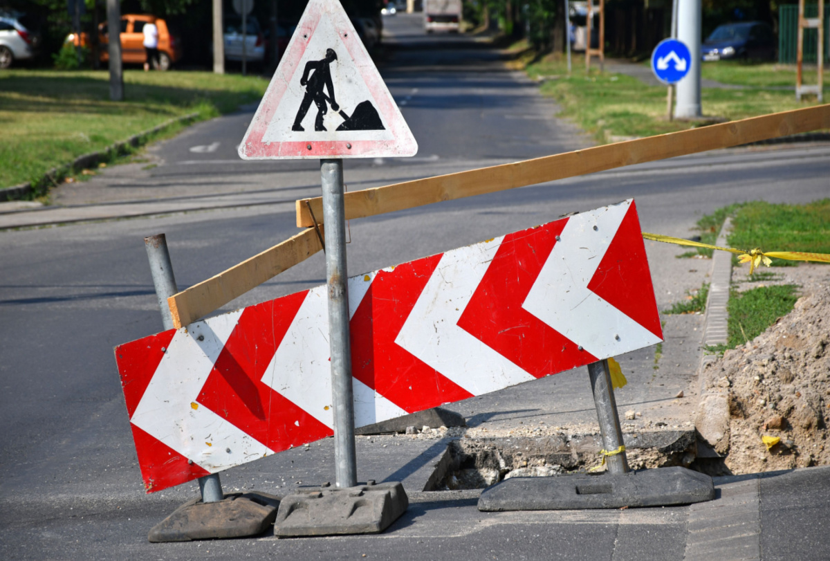 TOP 10 punkti kasko- ja liikluskindlustuse kohta. Suur löökauk on liiklusmärkidega piiratud.