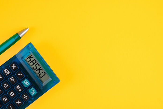 Kaskokindlustuse hind - sinine taskukalkulaator sõnaga 