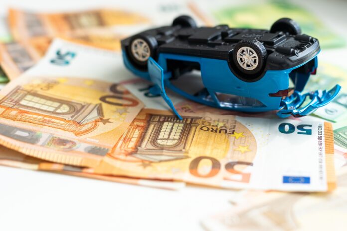Kaskokindlustuse korduvad küsimused Kaskokindlustuse KKK - sinine mudelauto rahatähtedel kummuli