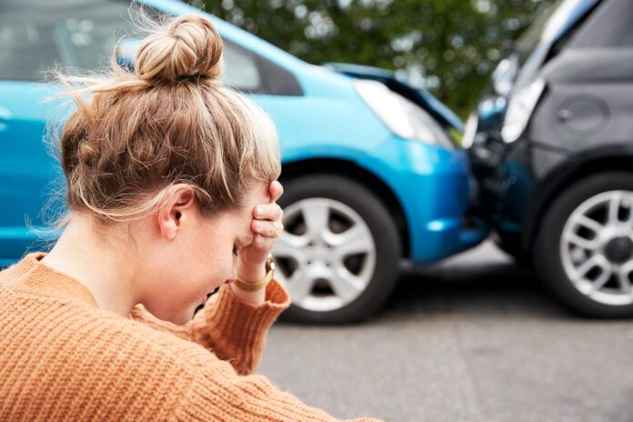 Kasko hüvitamine Kasko hüvitused - mures naine kokku põrganud sinise ja musta auto juures