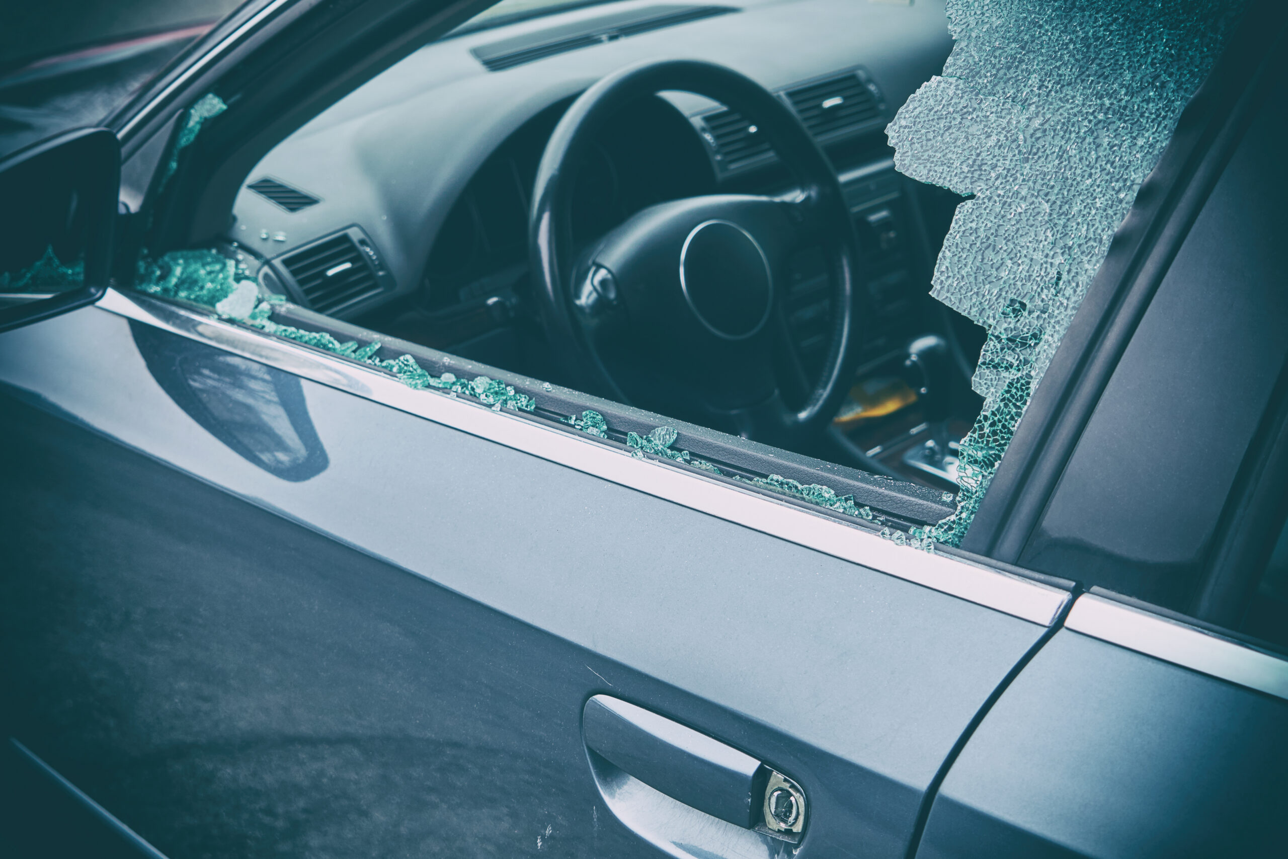 Kaskokindlustuse hüvitused Kasko hüvitamine - tumeda auto küljeklaas on puruks löödud