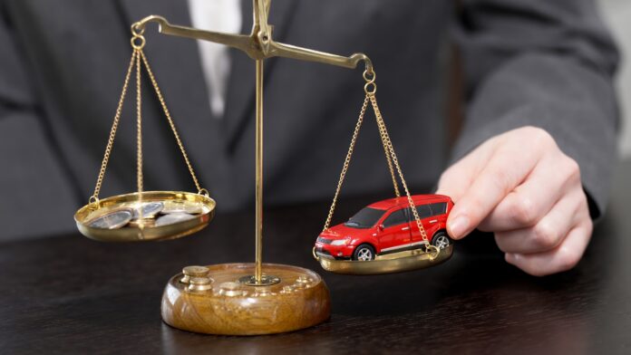 Omavastutus kaskokindlustuses Kaskokindlustuse omavastutus - punane mudelauto ja mündid kaalukaussidel