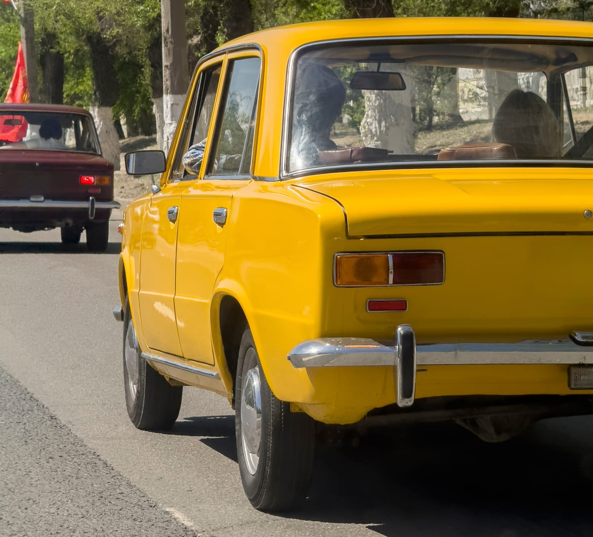 Kasko vanemale autole - kollane Lada liikluses
