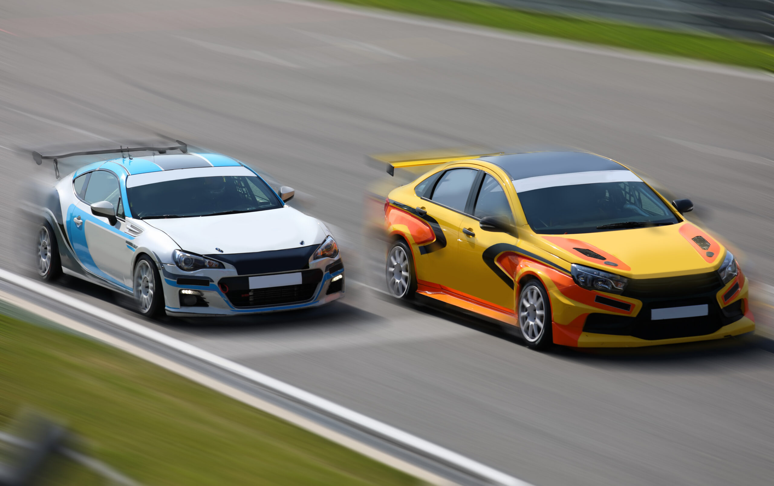 Kaskokindlustus lisavarustusele - valge ja kollane ralliauto võistlusrajal