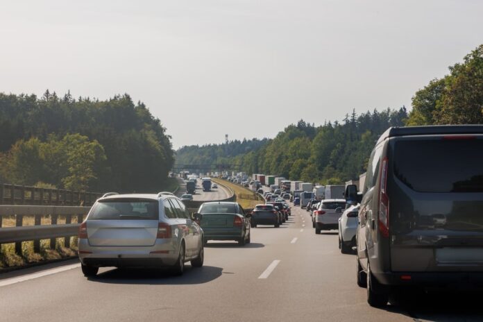 Kaskokindlustus transiitnumbriga autole - pikk rida autosid maanteel