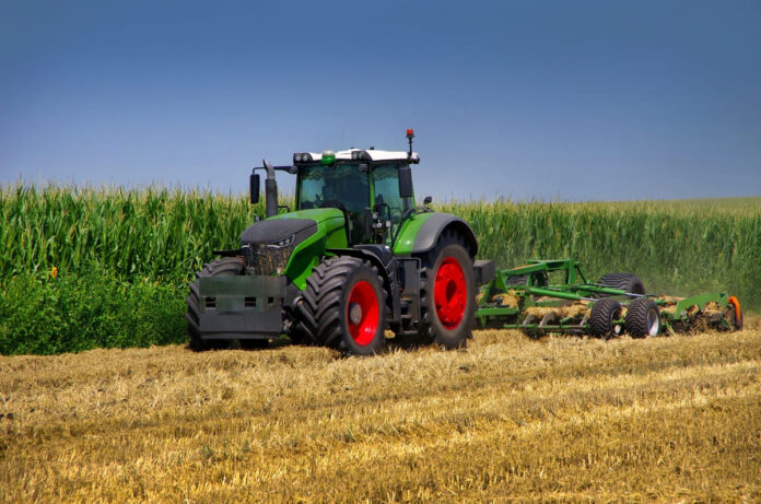 Põllumajandusmasina kaskokindlustus - roheline traktor kuldsel põllul