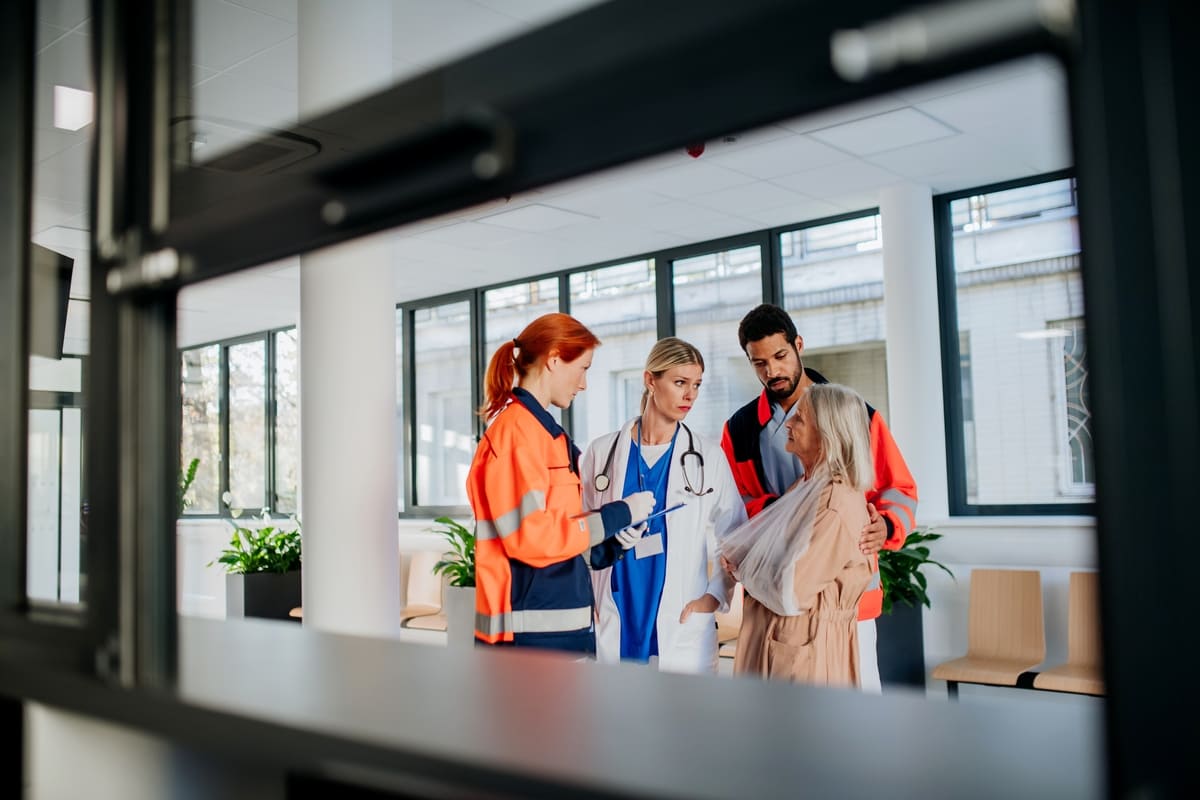 Kaskokindlustuse liisingmaksekindlustus - vigastatud naine koos meditsiinipersonaliga haigla fuajees