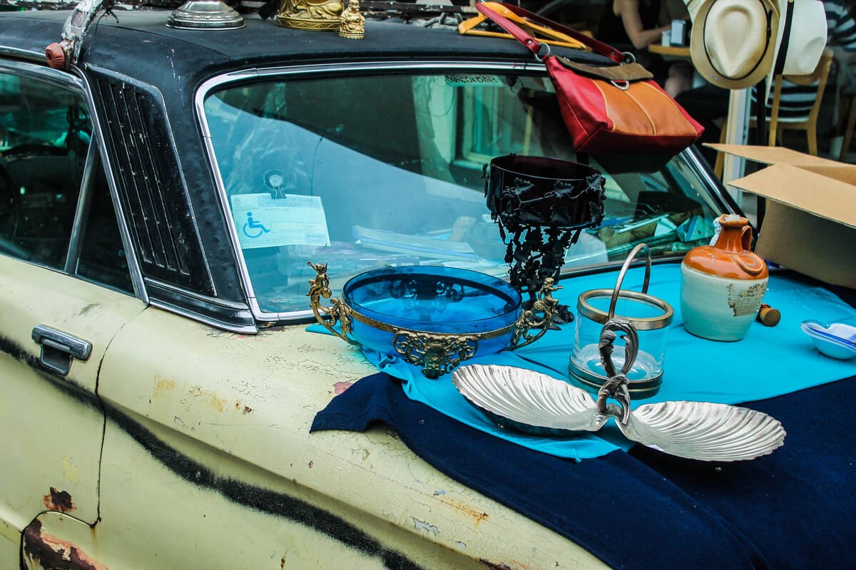 Kaskokindlustuse pagasikindlustus - antiikesemed vana auto kapotil