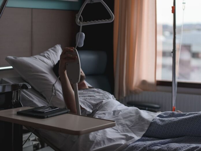 Kasko lisakaitse - õnnetusjuhtumikindlustus - inimene haiglavoodis