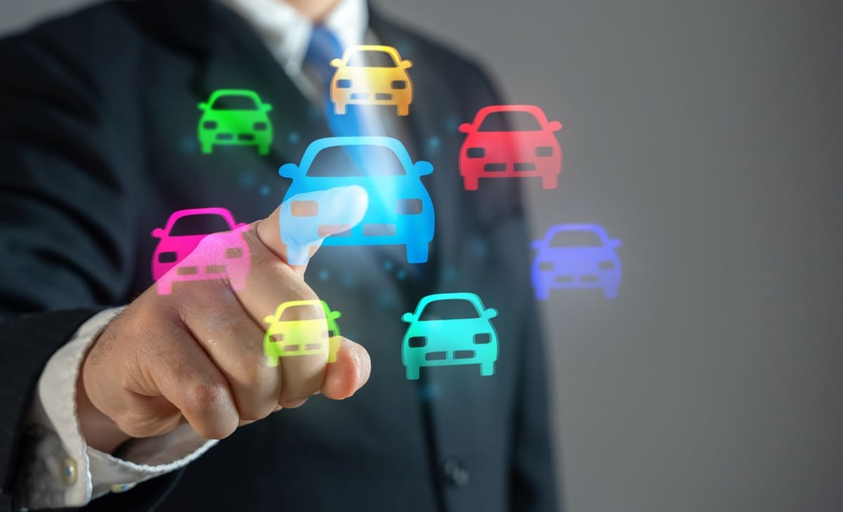 Soodne kasko - ülikonnas mehe sõrm värviliste hologrammi autode vahelt õiget valimas