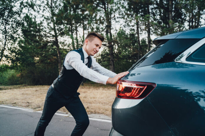 Kasko rendiauto kindlustus - ärimees lükkab tumedat autot