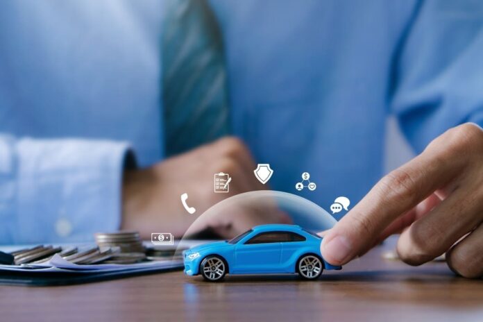 Kasko parim lisakaitse - helesinine auto mulli sees, ümberringi kaskokindlustuse ikoonid