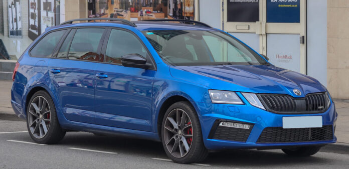 Škoda Octavia kaskokindlustus - sinine Octavia tänaval