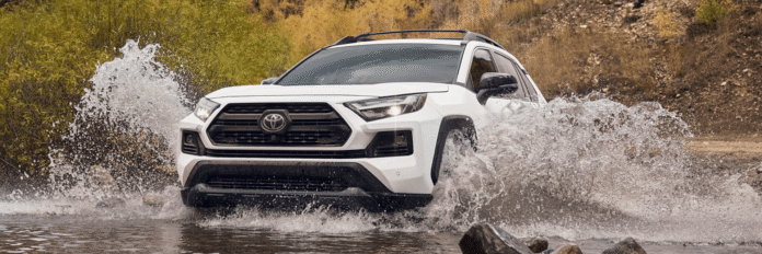 Toyota RAV4 kaskokindlustus - valge RAV4 tuiskab läbi vee