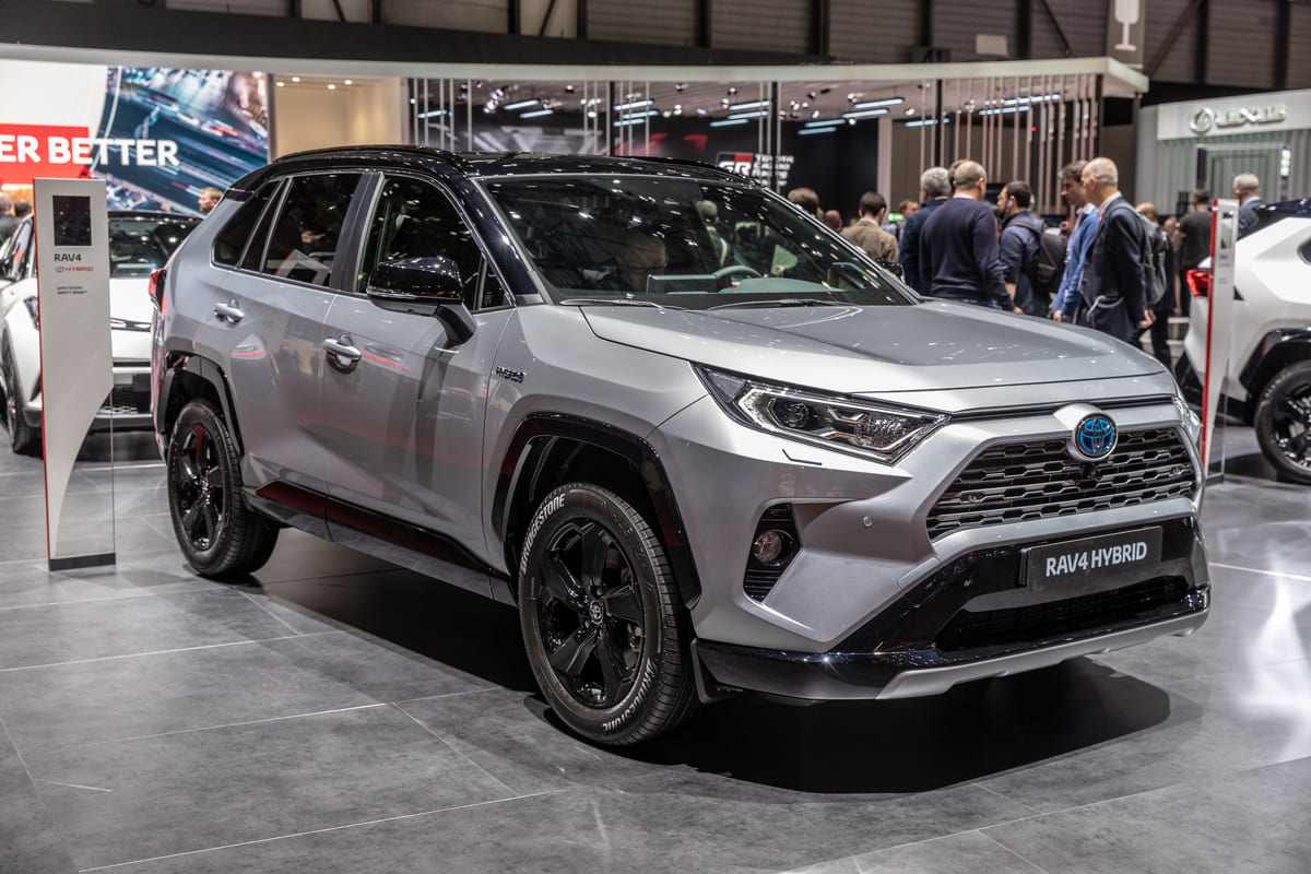 Toyota RAV4 kasko - helehall hübriid näitusel