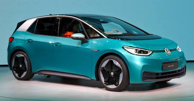 Volkswagen ID.3 - meresinine ID.3 helesinisel taustal