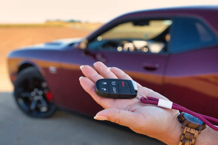 Kasko ja auto laenamine teistele - punane auto ja autovõti peo peal