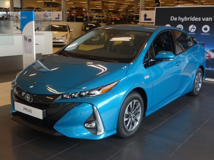 Kasko hübriidautole - helesinine Prius näituse stendil